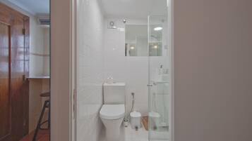 Een douche, handdoeken