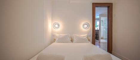 1 bedroom, bed sheets