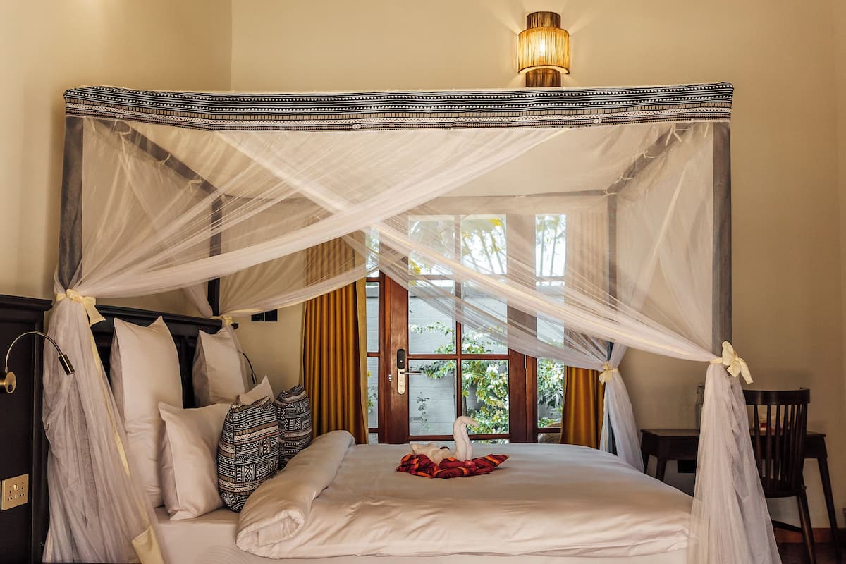 Premium bedding, in-room safe, free WiFi, bed sheets