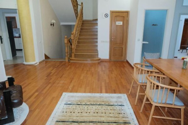 المنشأة من الداخل