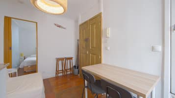 1 bedroom, bed sheets