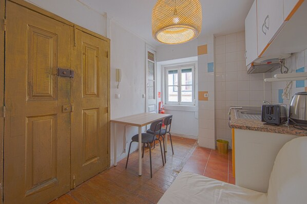 Cookware/dishes/utensils - Alfama Cosy by Homing (Lisbon)