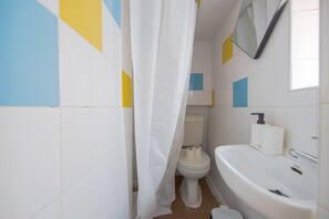 Shower, towels - Alfama Cosy by Homing (Lisbon)