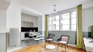 A modern apartment with a kitchen, dining area, and seating space. - Charming Apartment - 1br-6p - Sentier (Paris)