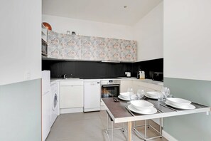 Appartement | Cuisine privée | Réfrigérateur, four à micro-ondes, un four, surface de cuisson