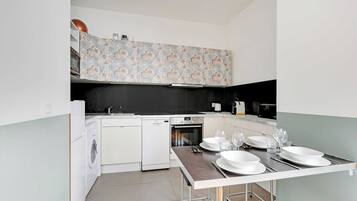 Appartement | Cuisine privée | Réfrigérateur, micro-ondes, four, plaque de cuisson