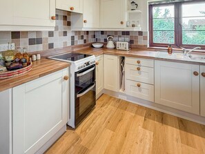 Dishwasher, high chair - You’ll love the stylish step-free layout and peaceful countryside setting. (Stoke St. Gregory, near Taunton)