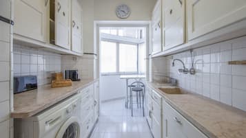 Microondas, cafetera/tetera, utensilios de cocina