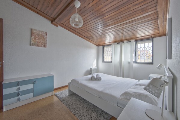 2 bedrooms, bed sheets