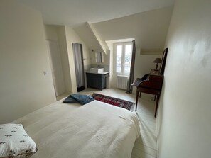 4 bedrooms, bed sheets