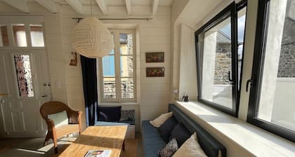 Charming house in the heart of the Port, 2 steps from beaches and shops.