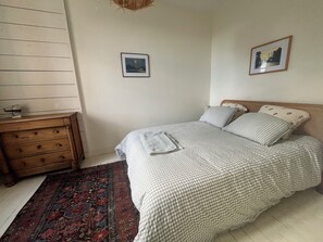 4 bedrooms, desk, bed sheets