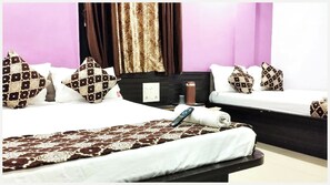 Deluxe Quadruple Room | Peralatan tempat tidur hipoalergenik, meja, kalis bunyi, Wi-fi percuma