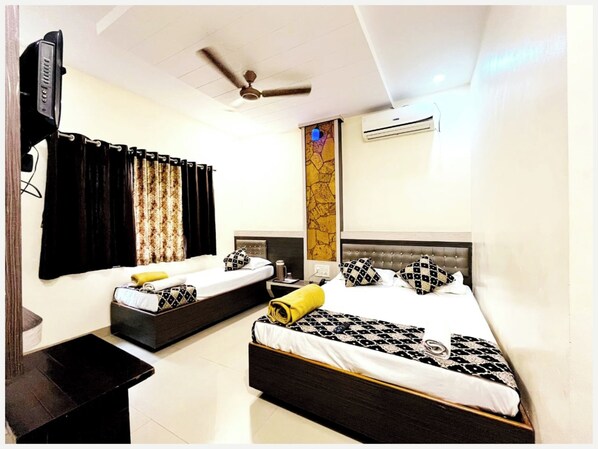 Deluxe Triple Room, Air conditioning | Hypo-allergenic bedding, desk, soundproofing, free WiFi - Shirdi Hotel Sai B Residency (Shirdi)