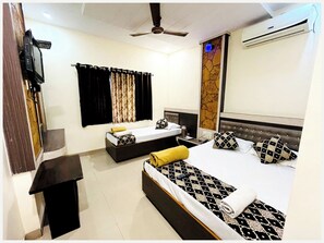 Hypo-allergenic bedding, desk, soundproofing, free WiFi