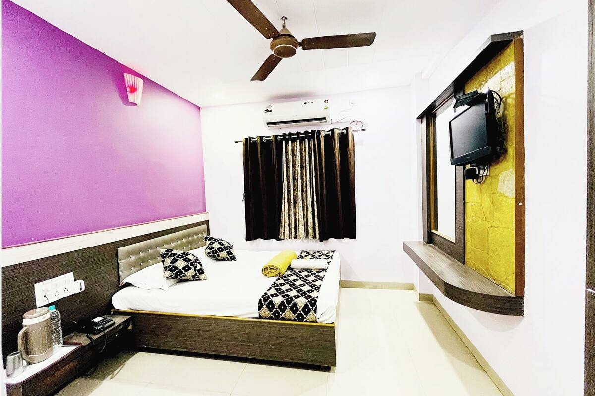 Hypo-allergenic bedding, desk, soundproofing, free WiFi