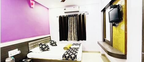 Hypo-allergenic bedding, desk, soundproofing, free WiFi