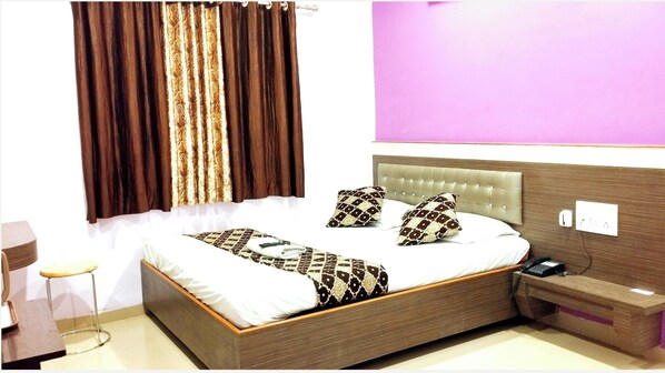 Hypo-allergenic bedding, desk, soundproofing, free WiFi