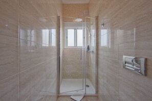 Shower, towels - Gaspar House I by Homing (Lisbon)