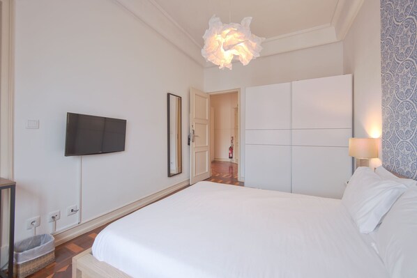 1 bedroom, bed sheets