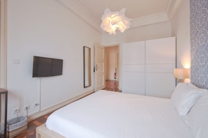 1 bedroom, bed sheets