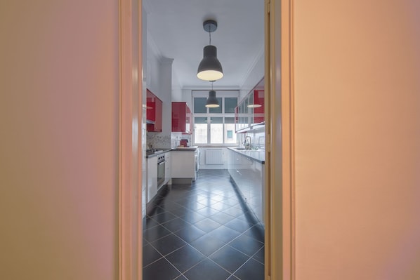 Microwave, dishwasher, coffee/tea maker, cookware/dishes/utensils