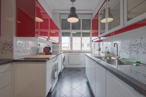 Microwave, dishwasher, coffee/tea maker, cookware/dishes/utensils
