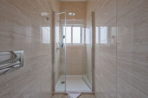 Shower, towels - Gaspar House II by Homing (Lisbon)