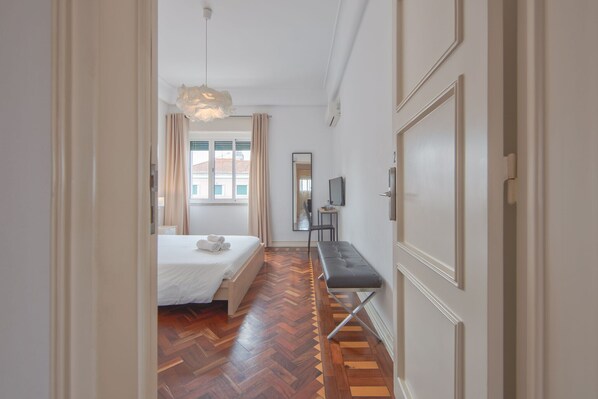 1 bedroom, bed sheets