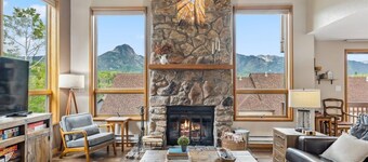 End Unit at Cascade Village - Great Views/EV Charger - 2 Miles to Purg