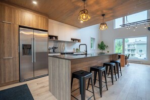 Fridge, microwave, oven, stovetop - Ski In/Ski Out Spa, Babyfoot | Le Chouette Chalet (Saint-Donat)