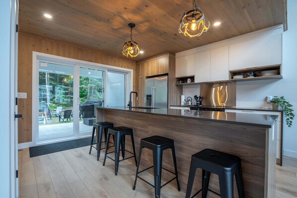 Fridge, microwave, oven, stovetop - Spa, Babyfoot, Total comfort - Le Chouette Chalet (Saint-Donat)