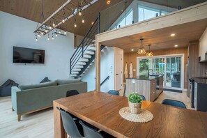 Interior - Spa, Babyfoot, Total comfort - Le Chouette Chalet (Saint-Donat)