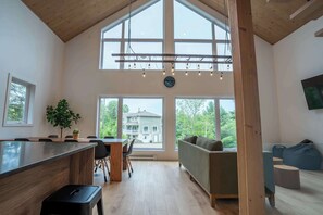 Interior - Ski In/Ski Out Spa, Babyfoot | Le Chouette Chalet (Saint-Donat)