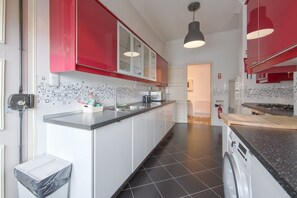 Microwave, dishwasher, coffee/tea maker, cookware/dishes/utensils - Gaspar House III by Homing (Lisbon)