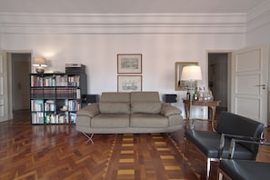 Living area - Gaspar House III by Homing (Lisbon)