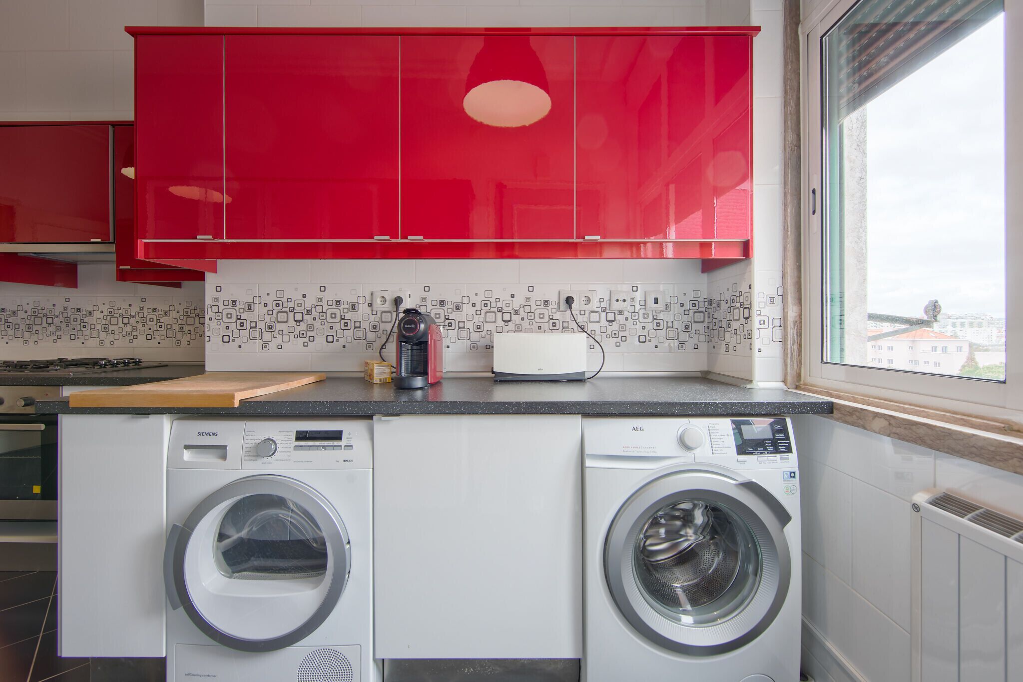 Microwave, dishwasher, coffee/tea maker, cookware/dishes/utensils