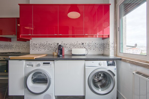 Ketuhar gelombang mikro, mesin basuh pinggan mangkuk