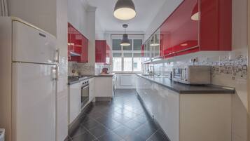 Microwave, dishwasher, coffee/tea maker, cookware/dishes/utensils