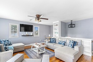 Smart TV - Waterfront 4BR w/ Dock & Kids’ Rec Room (Berlin)