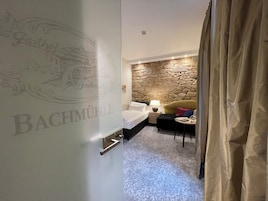 Premium Single Room | Iron/ironing board, free WiFi