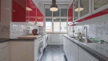 Microwave, dishwasher, coffee/tea maker, cookware/dishes/utensils