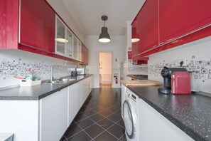 Microondas, lavavajillas, cafetera y tetera y utensilios de cocina 