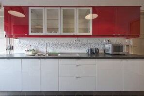 Microondas, lavavajillas, cafetera y tetera y utensilios de cocina 