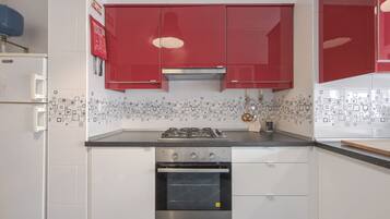 Microwave, dishwasher, coffee/tea maker, cookware/dishes/utensils