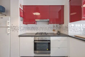 Microwave, dishwasher, coffee/tea maker, cookware/dishes/utensils