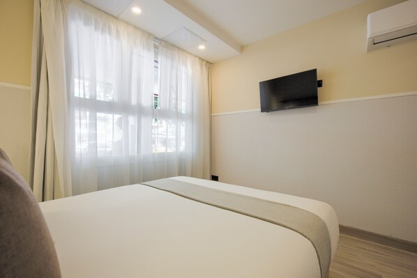 Double Room, Mobility Accessible | Iron/ironing board, free WiFi