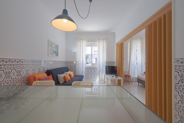 Living area - Alameda Typical by Homing (Lisbon)