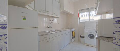 Mikrowelle, Wasserkocher mit Kaffee-/Teezubehör