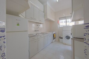 Microwave, coffee/tea maker, cookware/dishes/utensils - Alameda Typical by Homing (Lisbon)